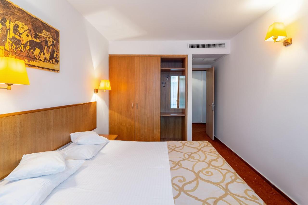 Hotel Cleopatra Saturn Bagian luar foto