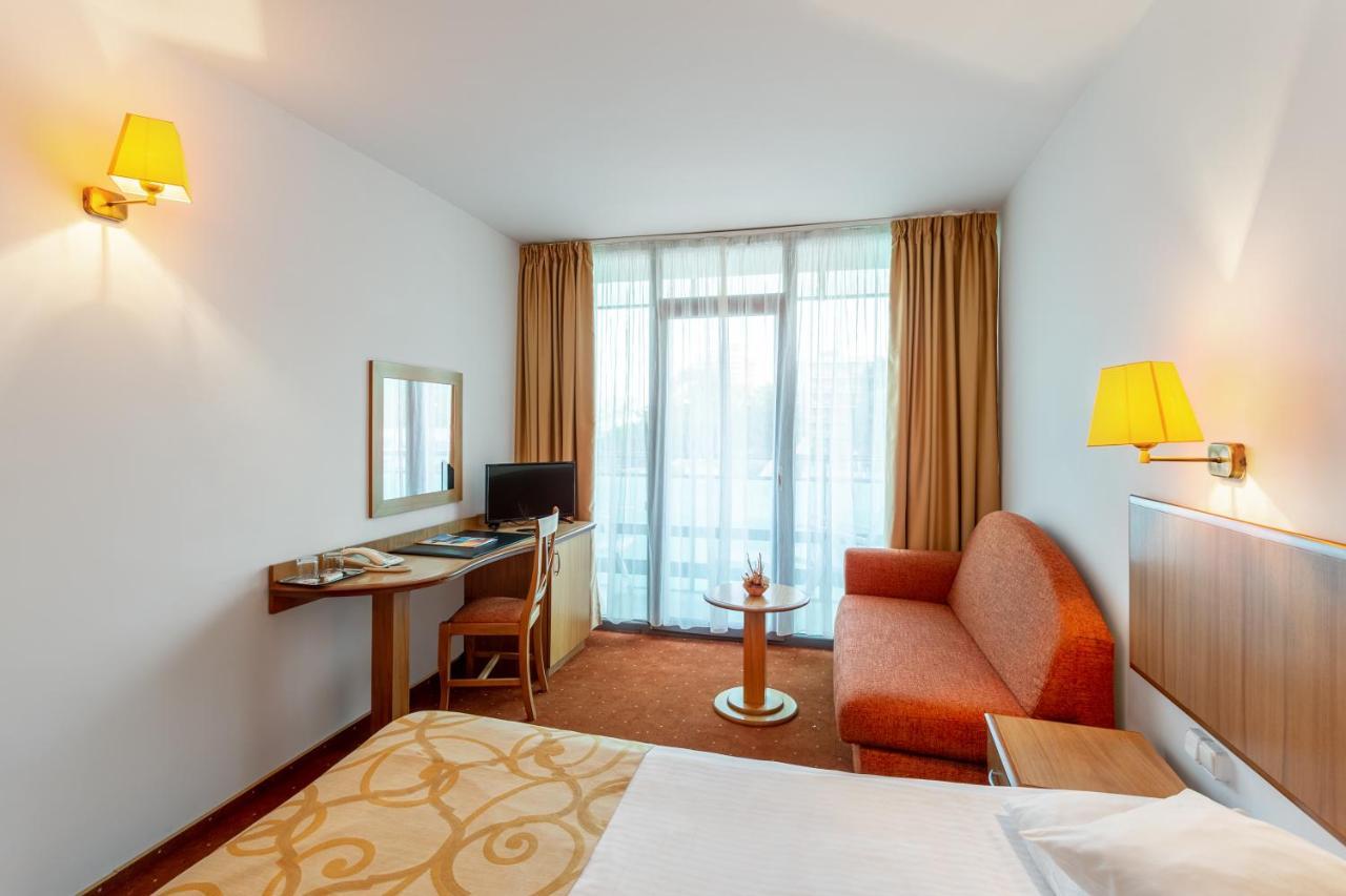 Hotel Cleopatra Saturn Bagian luar foto