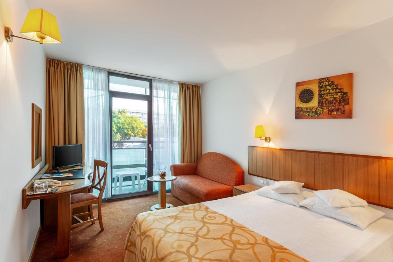 Hotel Cleopatra Saturn Bagian luar foto