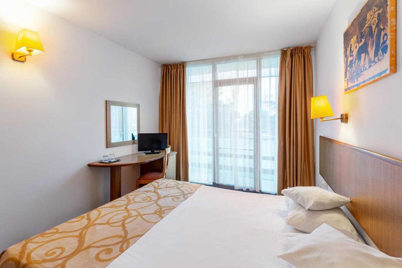 Hotel Cleopatra Saturn Bagian luar foto