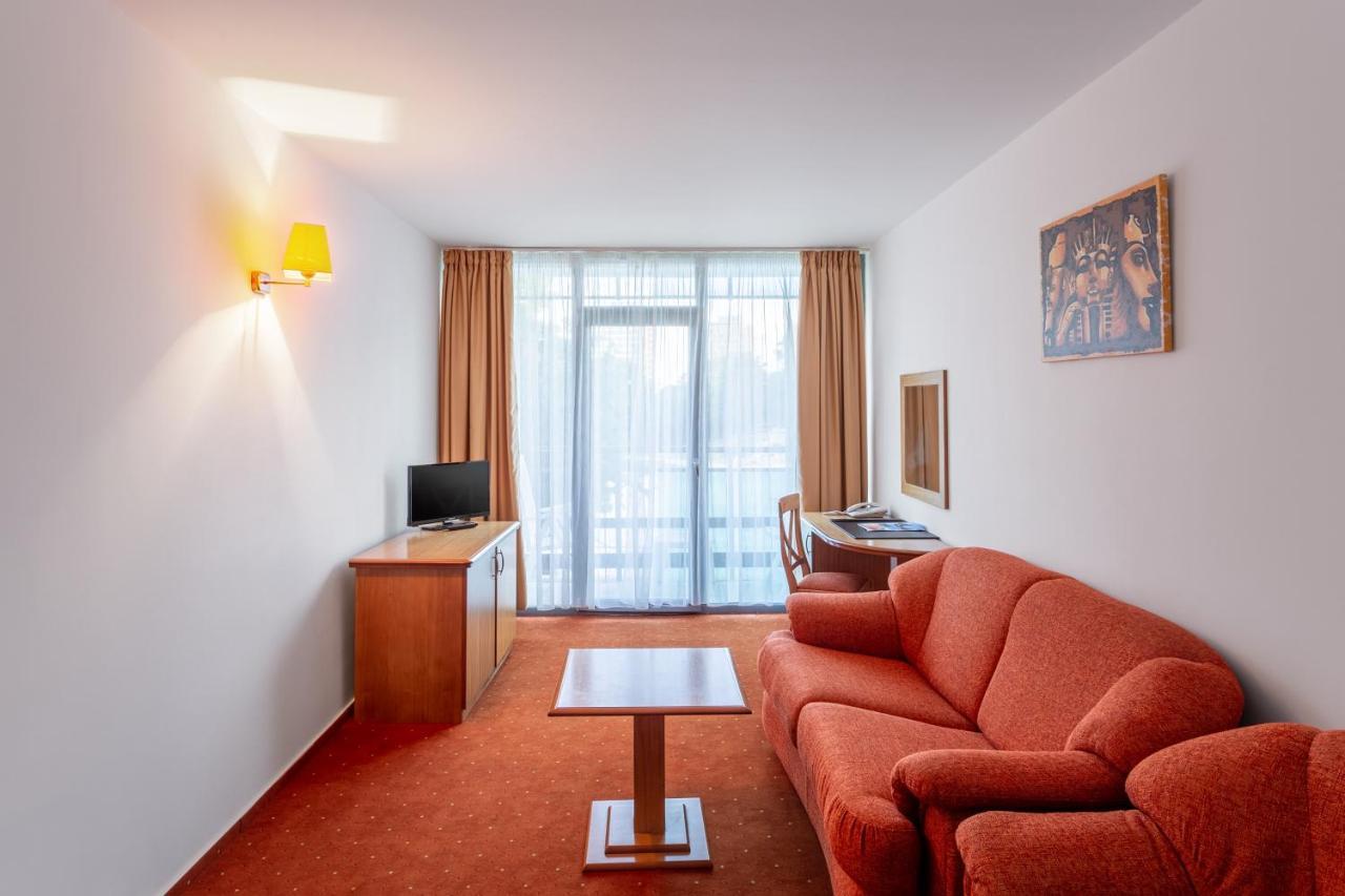 Hotel Cleopatra Saturn Bagian luar foto