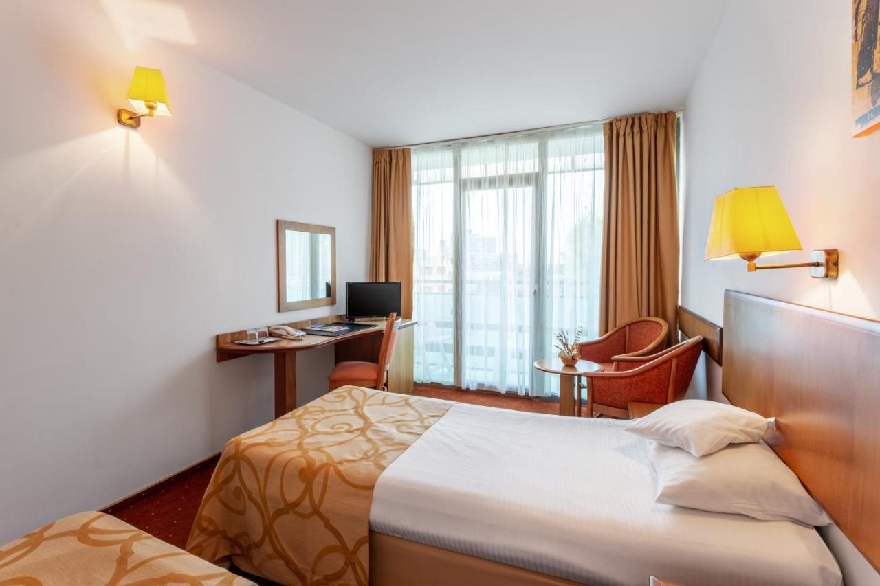 Hotel Cleopatra Saturn Bagian luar foto