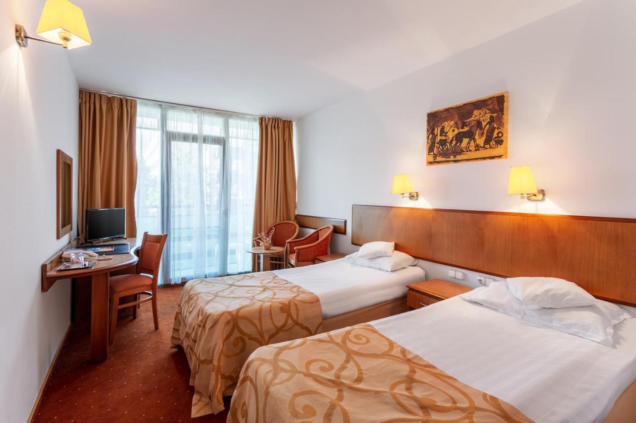 Hotel Cleopatra Saturn Bagian luar foto