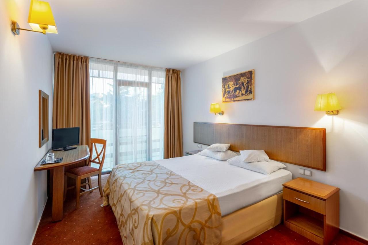 Hotel Cleopatra Saturn Bagian luar foto