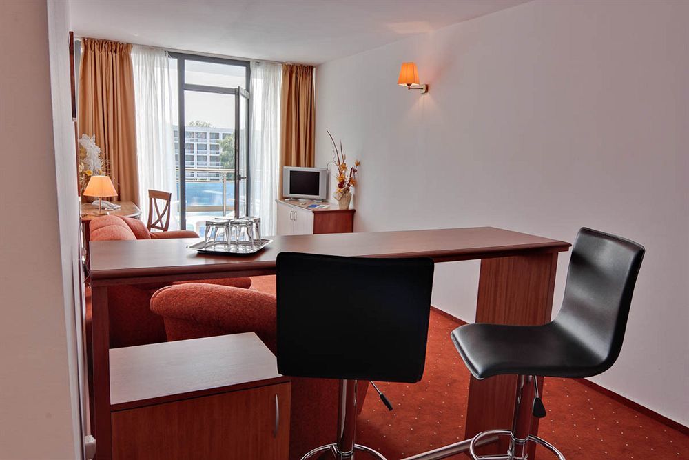 Hotel Cleopatra Saturn Bagian luar foto